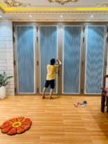 Rèm vách ngăn tổ ong lắp trên kính cản sáng Rèm vách ngăn tổ ong trên kính